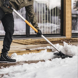 Лопата-роллер для прибирання снігу Fiskars SnowXper Roller X-series (1057179)